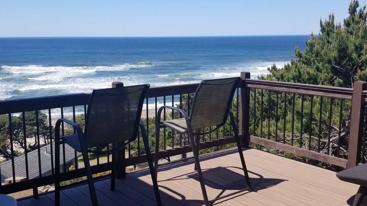 Lincoln Beach House | 180 degree ocean beach view. Depoe Bay Lincoln beach area.nquick walk to beach n