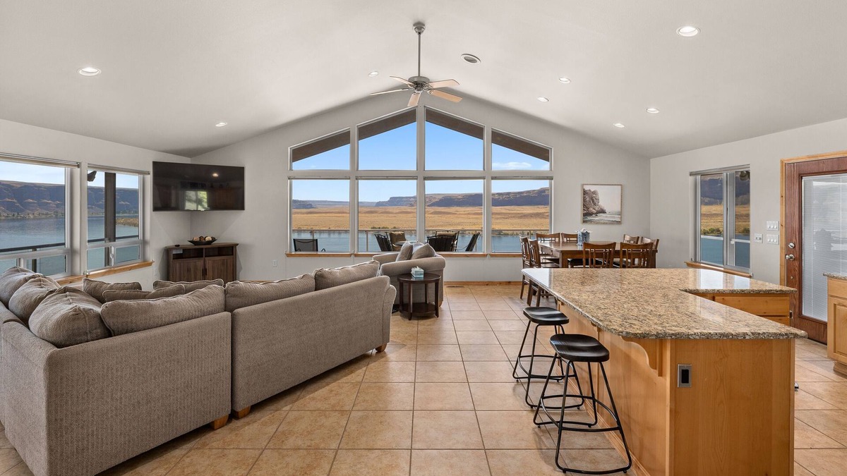 Quincy House | 180 degree unobstructed breathtaking panoramic view of the Columbia River.