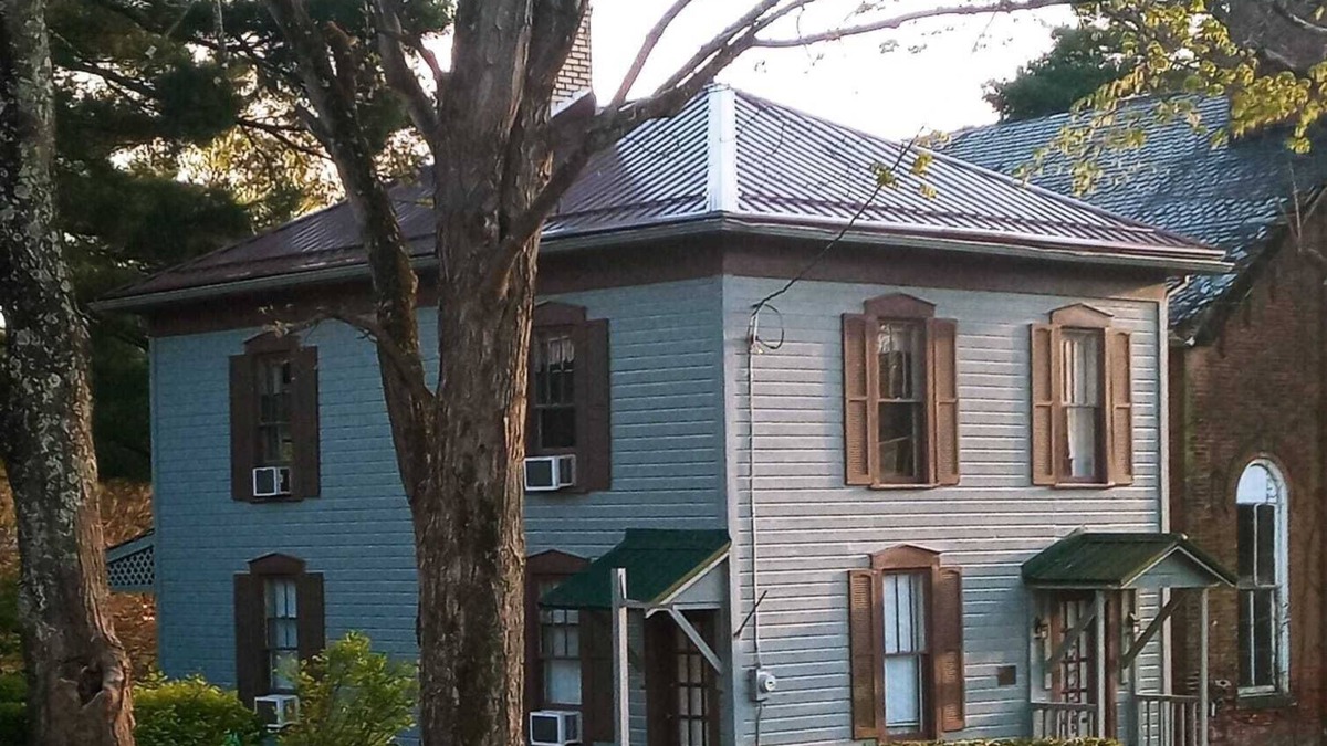 Tippecanoe House | 1800's Patriot House Tappan Lake Deersville wifi, private yard Trailer Parking