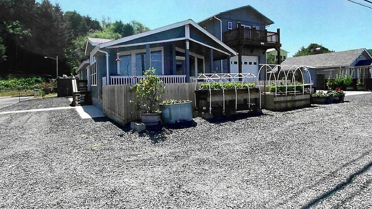 Winchester Bay House | 1800 sq ft New Home within 2 blocks of sand dunes, Umpqua River, marina, & town