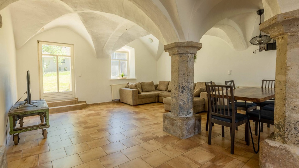 Mugeln Condo | 1806 4 bedroom vaulted studio between L and DD