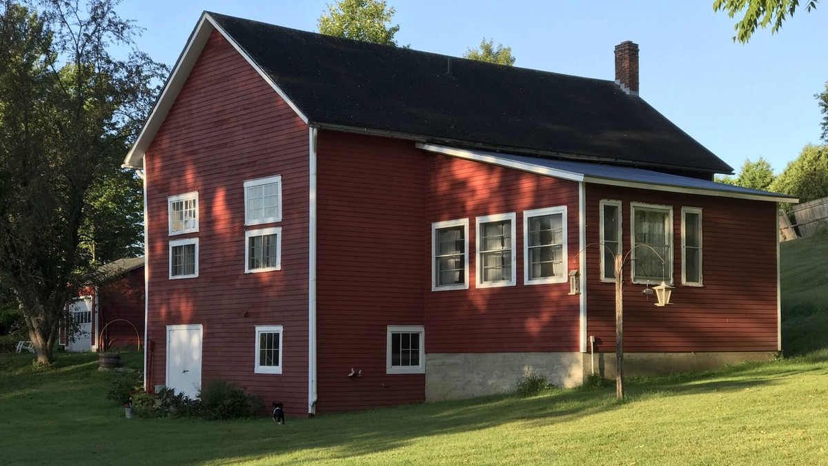 Pittsford House | 1806 Carriage House with antiques, fireplace, luxury sheets and down comforters.