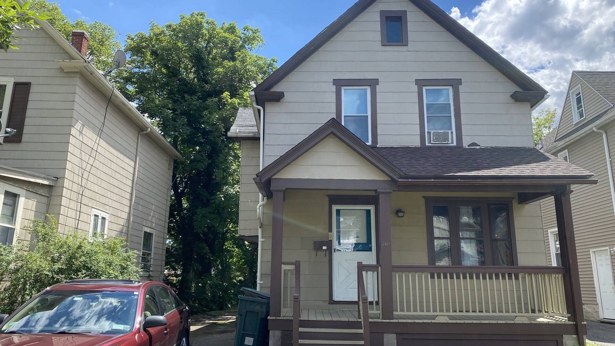 Rochester House | 181 Sawyer St-Spacious home away from home. Shared house, a two bedroom house.