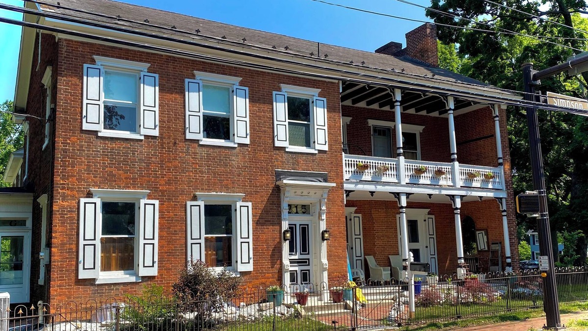 Mechanicsburg House | 1830s Estate in Historic Downtown Mechanicsburg