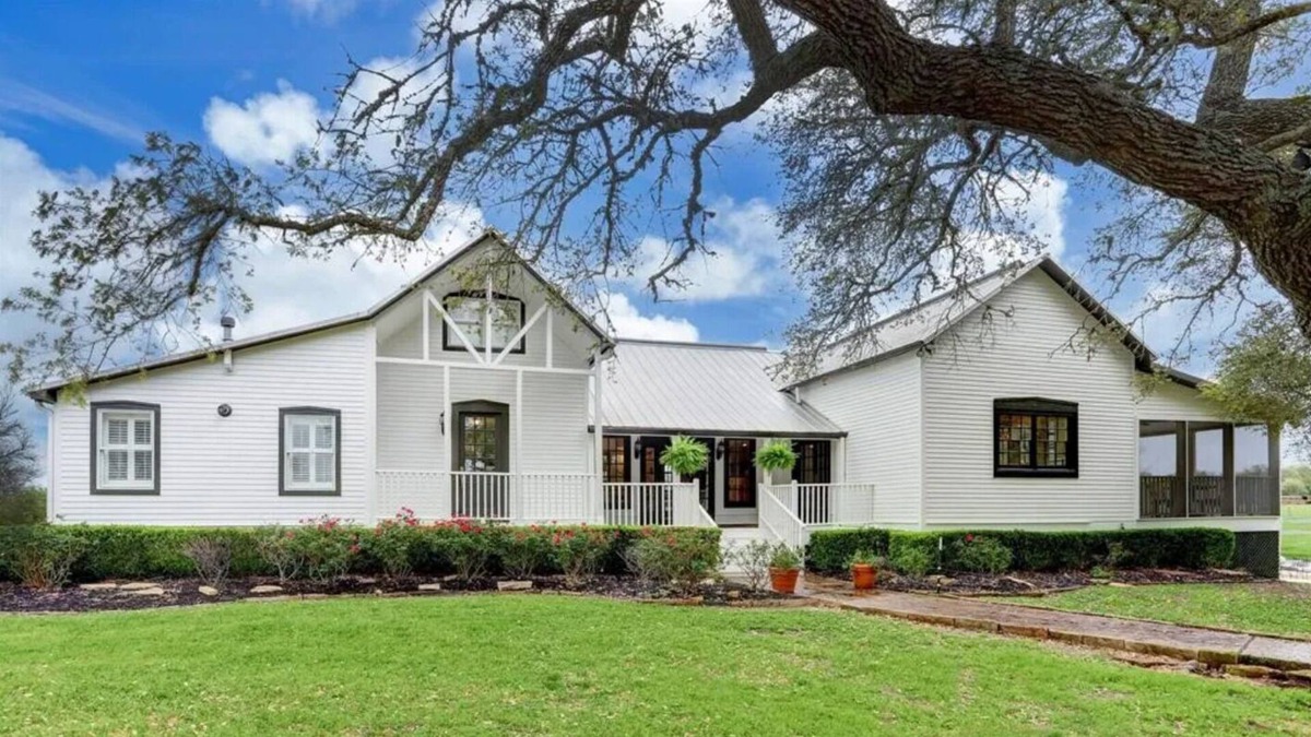 Fayetteville House | 1850's restored farmhouse + guest house 10 min from Round Top Square!