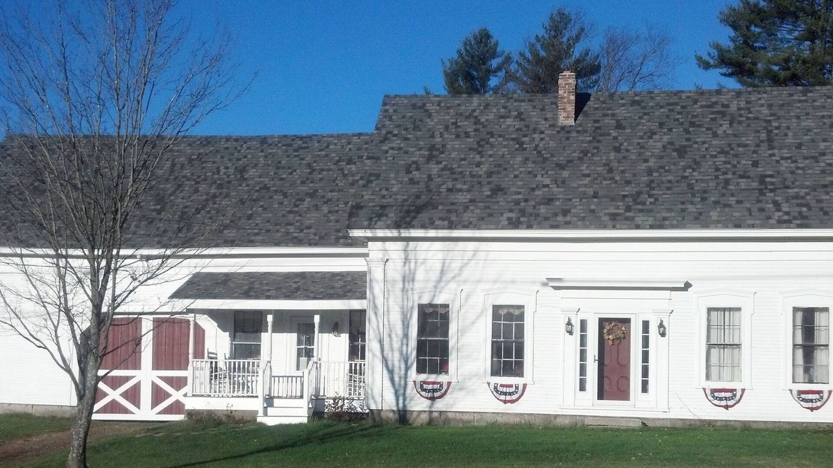 Irasburg House | 1855 Farmhouse l Fully Restored with 5 Bedrooms - Family and Pet Friendly