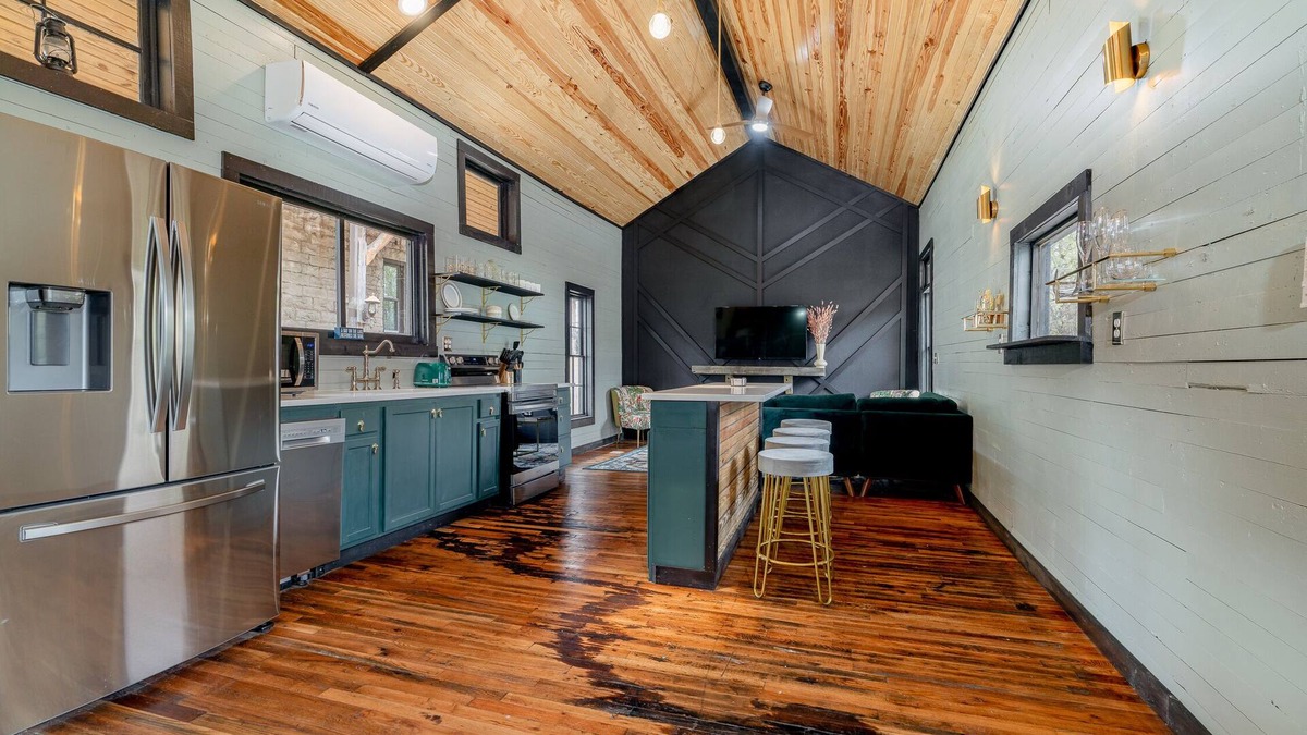 Beaver Cabin | 1870 Luxury Art Deco Train Depot at the Lake