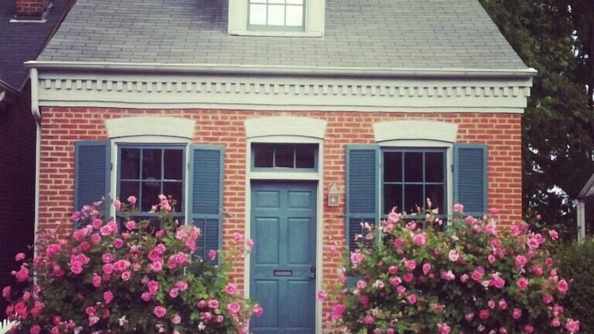St. Charles House | 1870's Luxury Guest Cottage, Historic Downtown St. Charles, Mo.