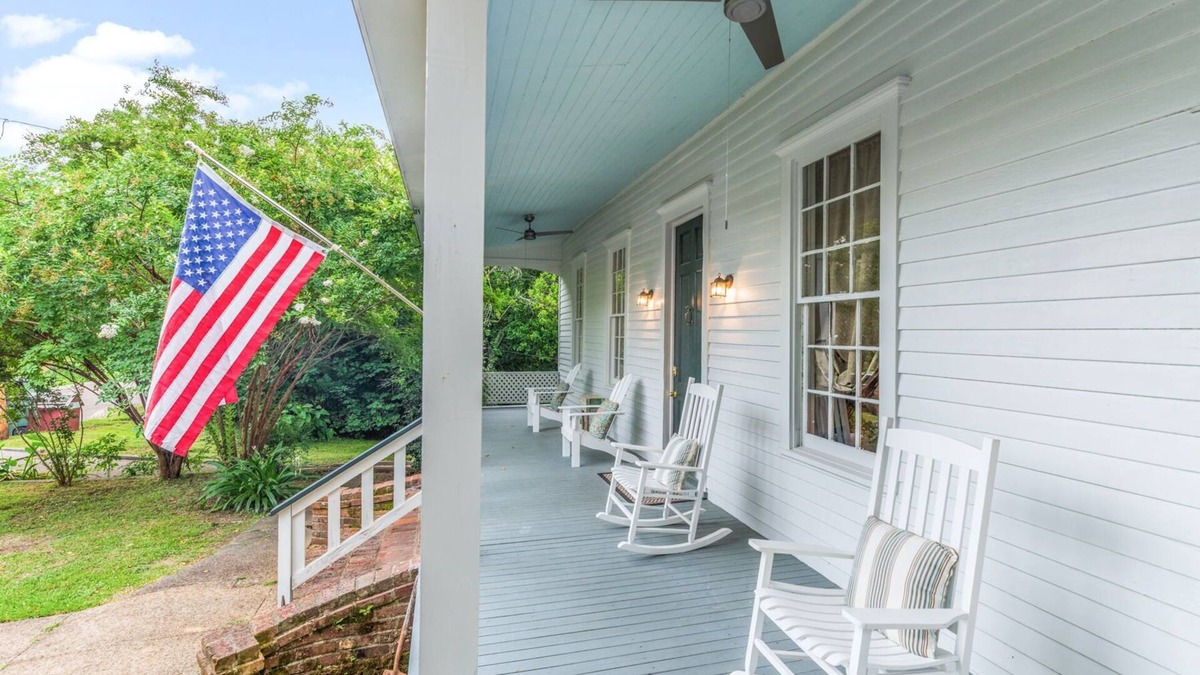 Natchez House | 1880's Cozy Cottage, close to Historical Downtown. Sleeps up to 6n3B3B-pets OK
