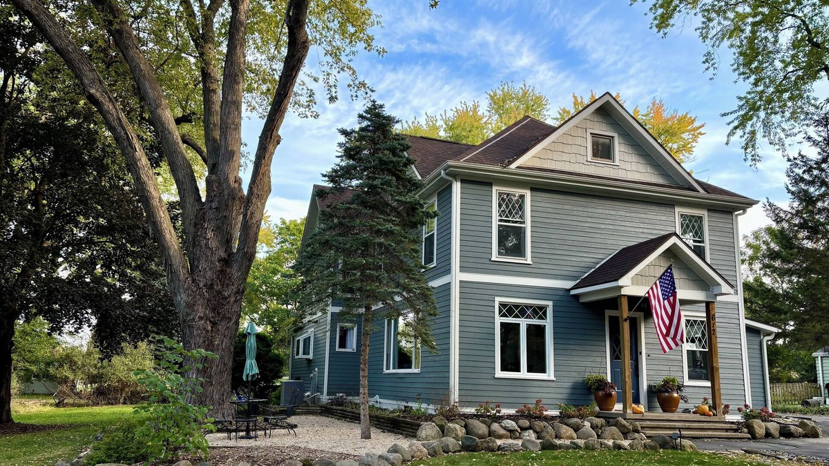 Green Lake House | 1880s Beauty! Family Fun. Walk to Downtown Green Lake, Heidel House & Golf!