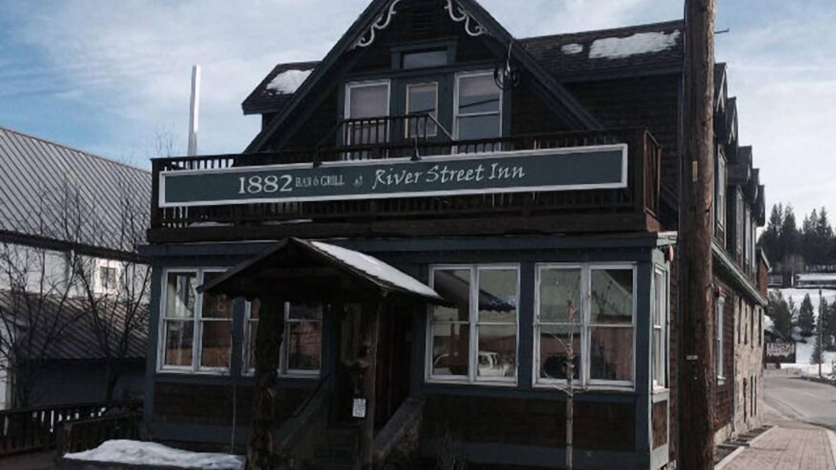Downtown Hotel | 1882 Bar and Grill at River Street Inn