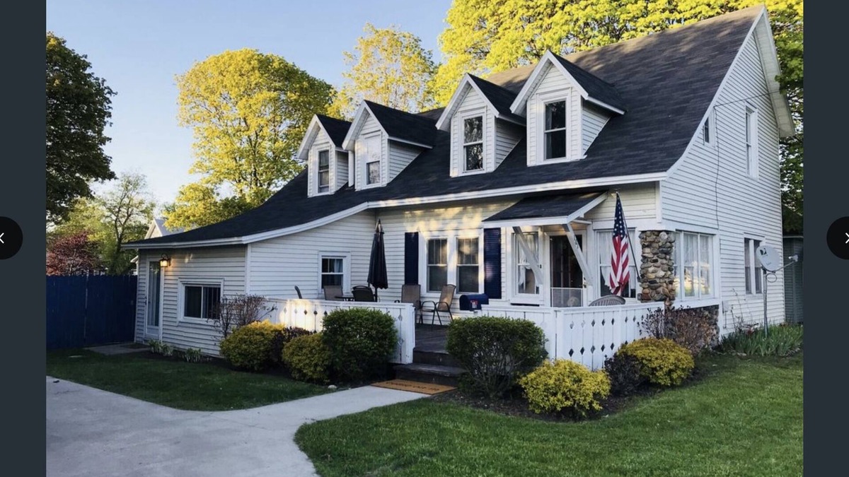 Charlevoix House | 1882 Historical Farmhouse/5 BR/Private Driveway/Boat Rental Available