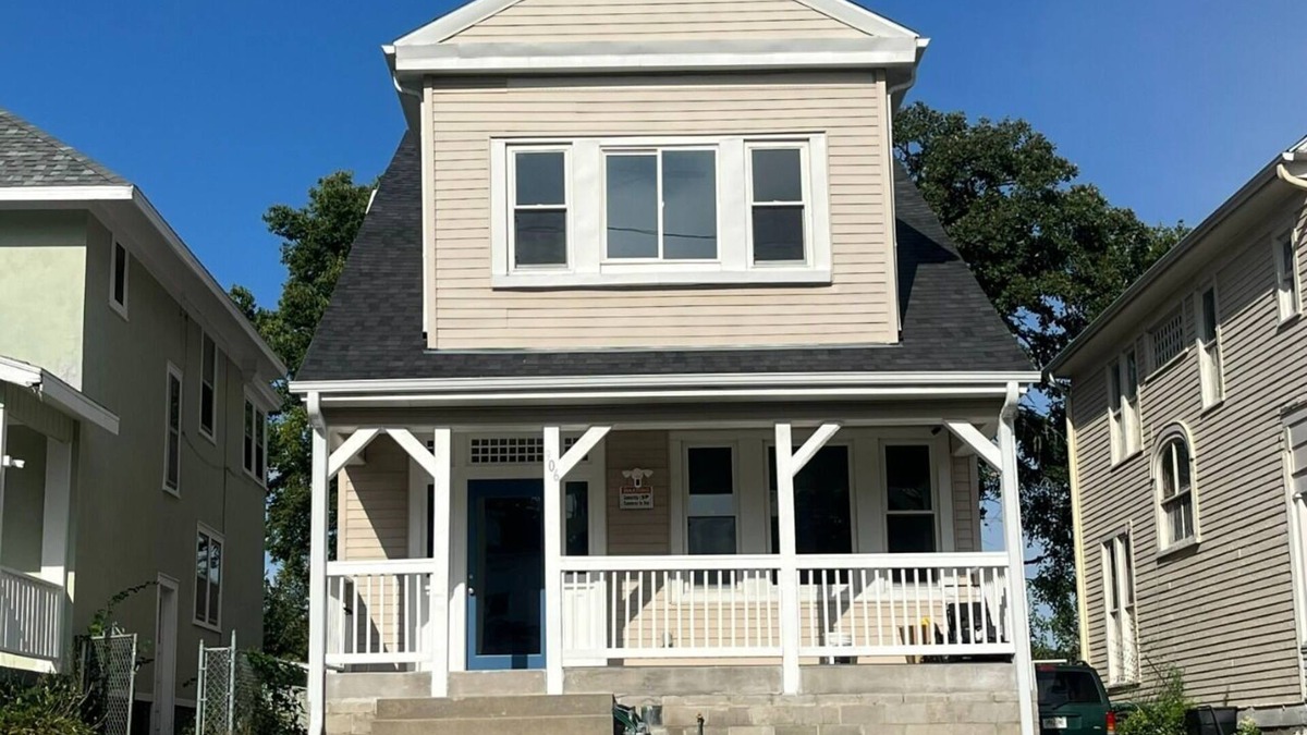 Southeast Omaha Villa | 1890's Craftsman Home 5BR 4BA, Sleeps 16+ w 6 TVs.