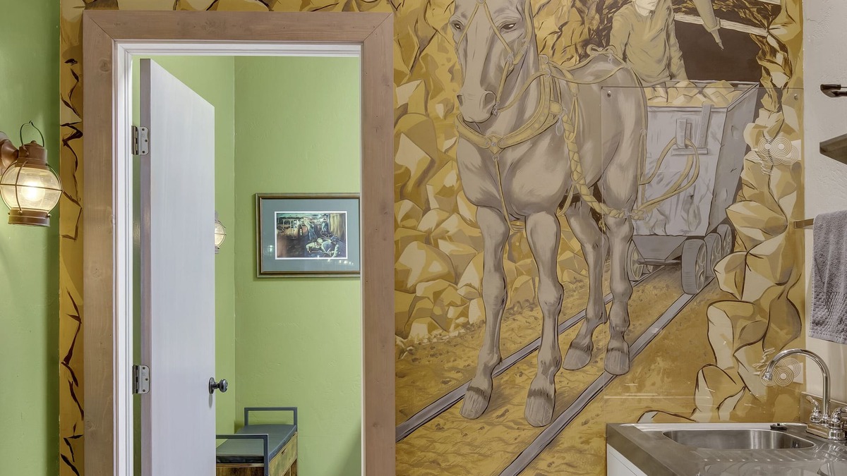 New Castle Hotel | 1892 suite at Ore House Inn