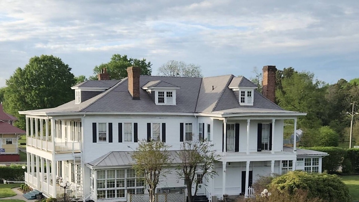 North Newport News Bed & Breakfast | 1896 Historic Bed & Breakfast Mansion with a general store