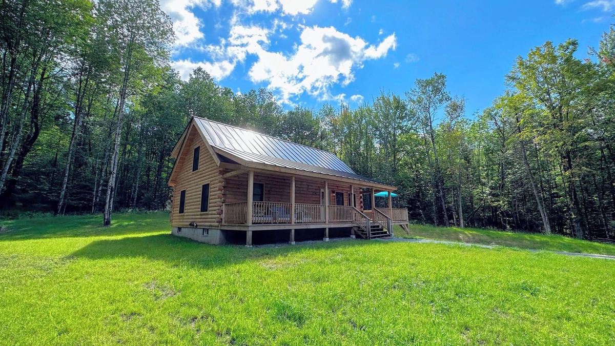 Sugar Hill Cabin | 18HA Log home close to Franconia Notch; privacy, fire pit, wifi, pool/gym passes, dog friendly!