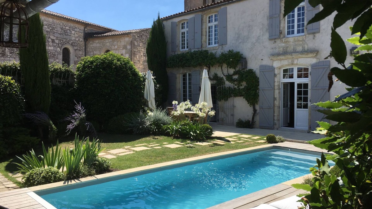 Meschers-sur-Gironde House | 18th C Vicarage 4* Heated pool - Walk to beach- market - shops