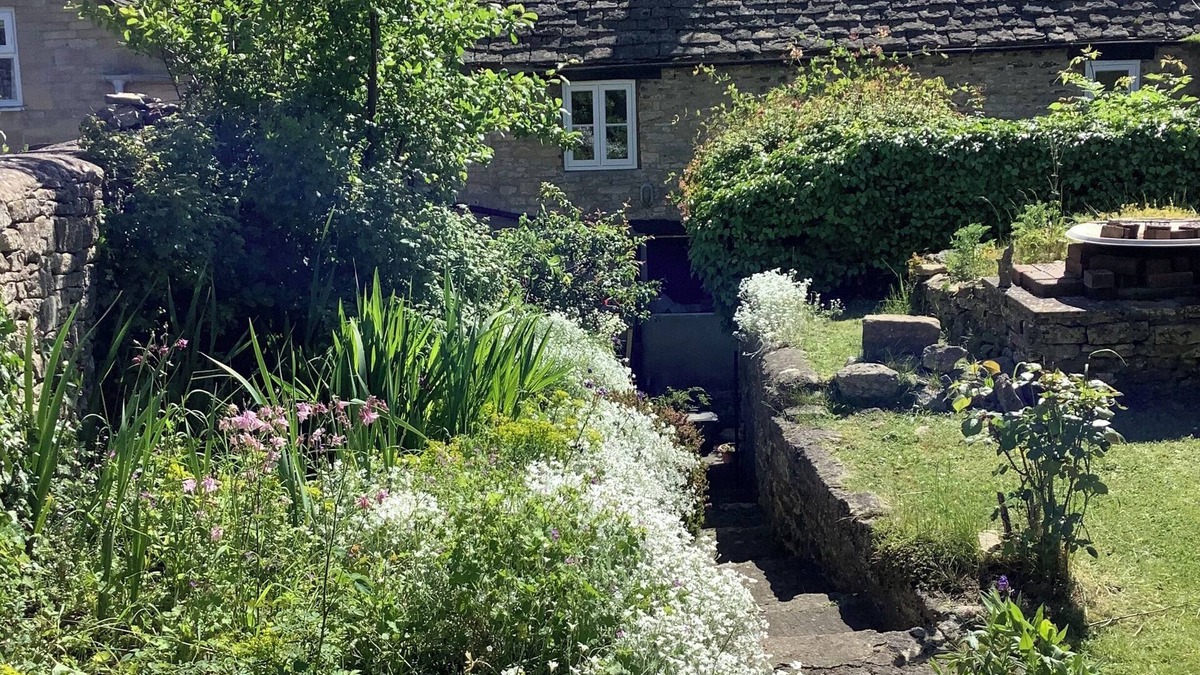 Northleach Cottage | 18th century cottage 2 minutes walk to pubs, shops, restaurants and play park