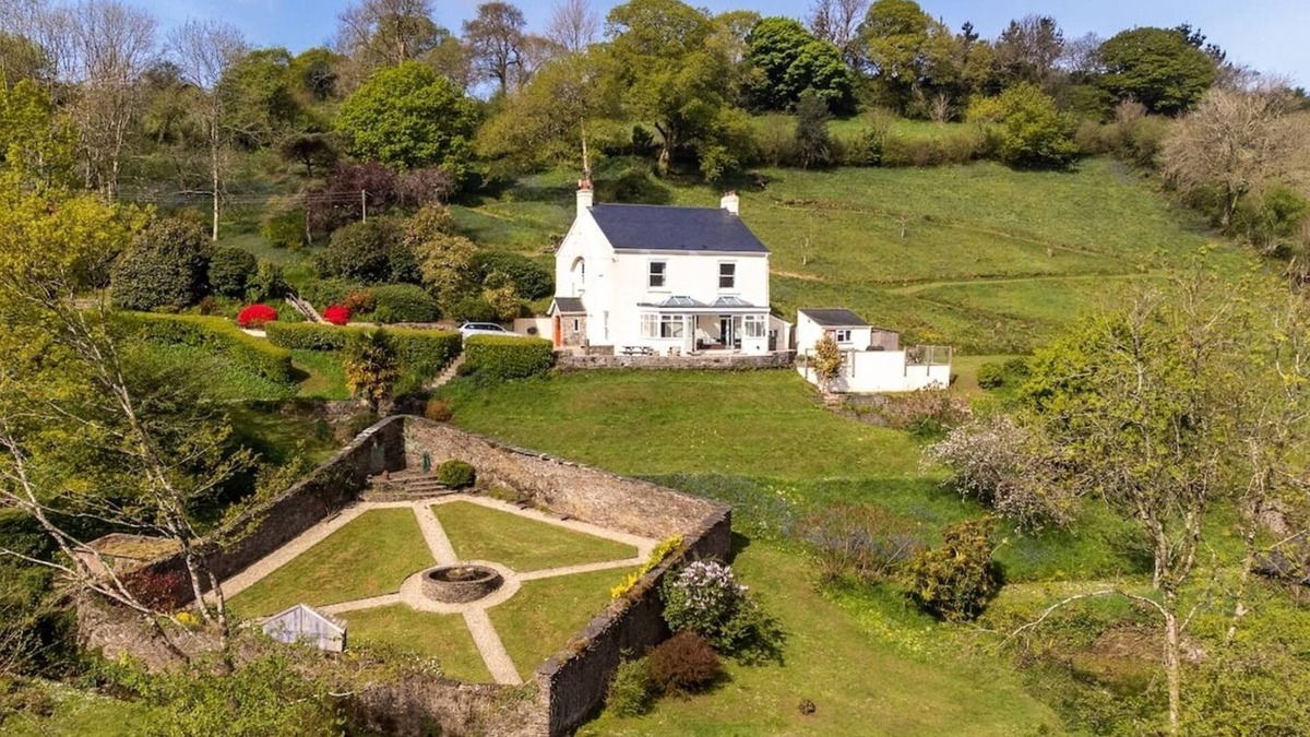 Totnes Cottage | 18th-Century Farmhouse with Countryside Views