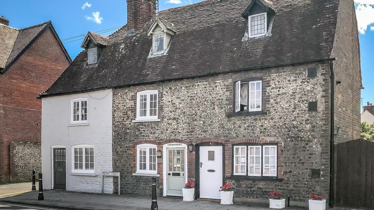 Arundel House | 18th century flint cottage in Arundel