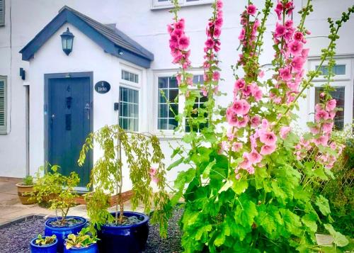 Snitterfield House | 18th Century Cosy Cottage in Stratford Upon Avon