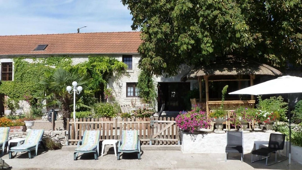Tavers Bed & Breakfast | 18th-century restored rooms with WiFi in the heart of Loire Castles