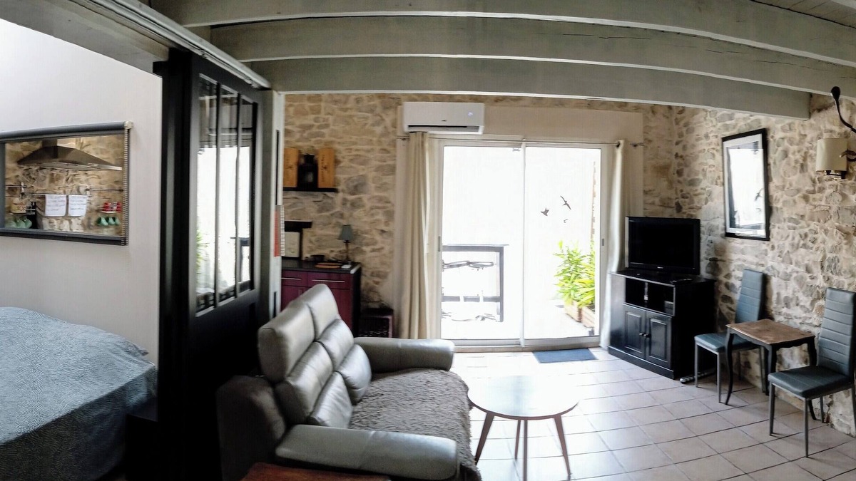 Marsillargues House | 18th century stone village house with terrace, 15 minutes from beaches.