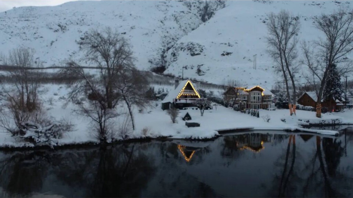 East Wenatchee House | 19 mi Leavenworth cozy lakefront,hot tub, paddle boards, boat ramp, putt course