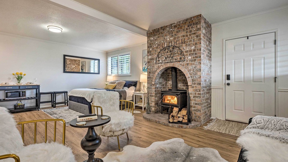 Manchester Apartment | 19 Mi to Seattle: Port Orchard Studio w/Views