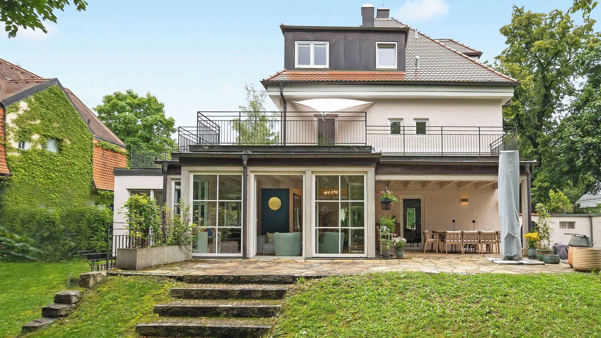 Munchen District Villa | 19 min to the center - 250 m²/2,691 sq ft - top villa from 1923 - 4BR 3,5BA