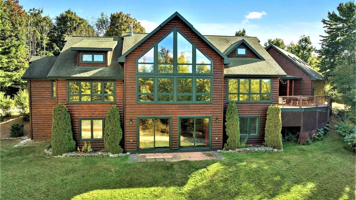 Harbor Springs Cabin | 19 Person Private Log Lodge on large wooded lot 2 min from Beaches/Golf/Wine!