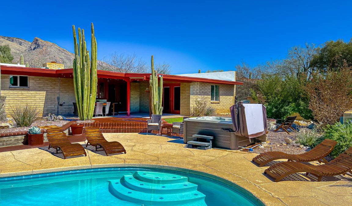 The Foothills House | 191 m² House ∙ 3 bedrooms ∙ 8 guests