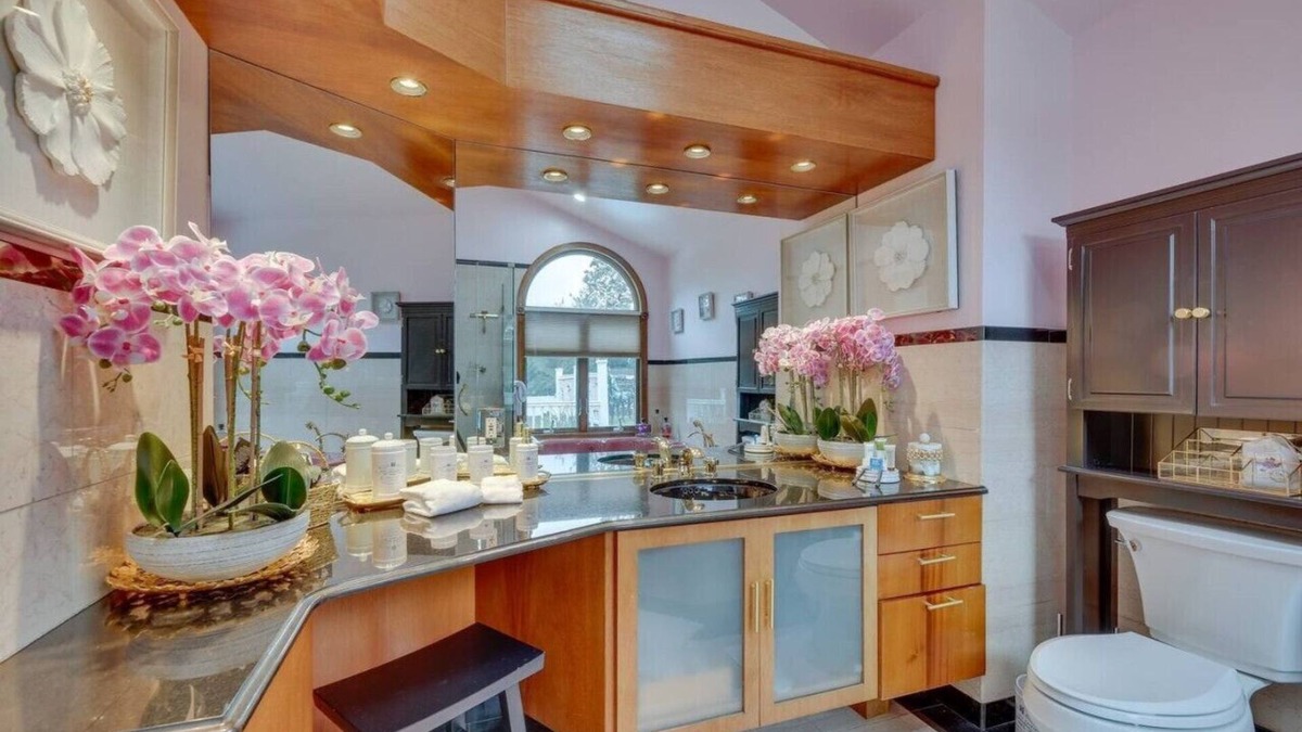 Lake Grove House | 191) Perfect for larger groups!
