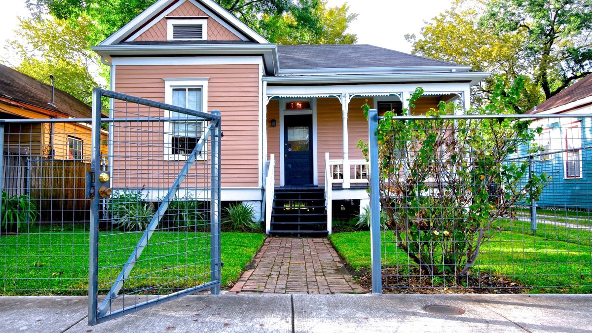 Northside House | 1910 Charm in shadow of H-Town -METRO/trail access mins to dwntn, Med Ctr, NRG