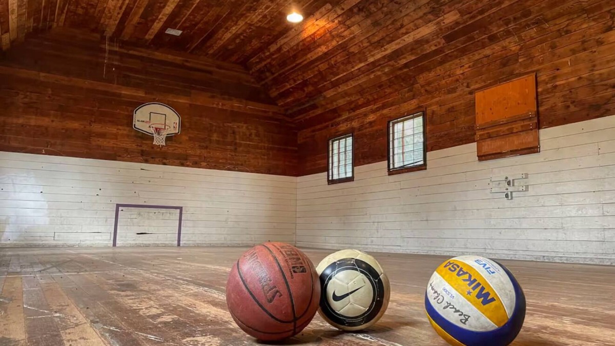 Dallas House | 1910 Schoolhouse w/Private Gymnasium, player piano, record player, pump organ