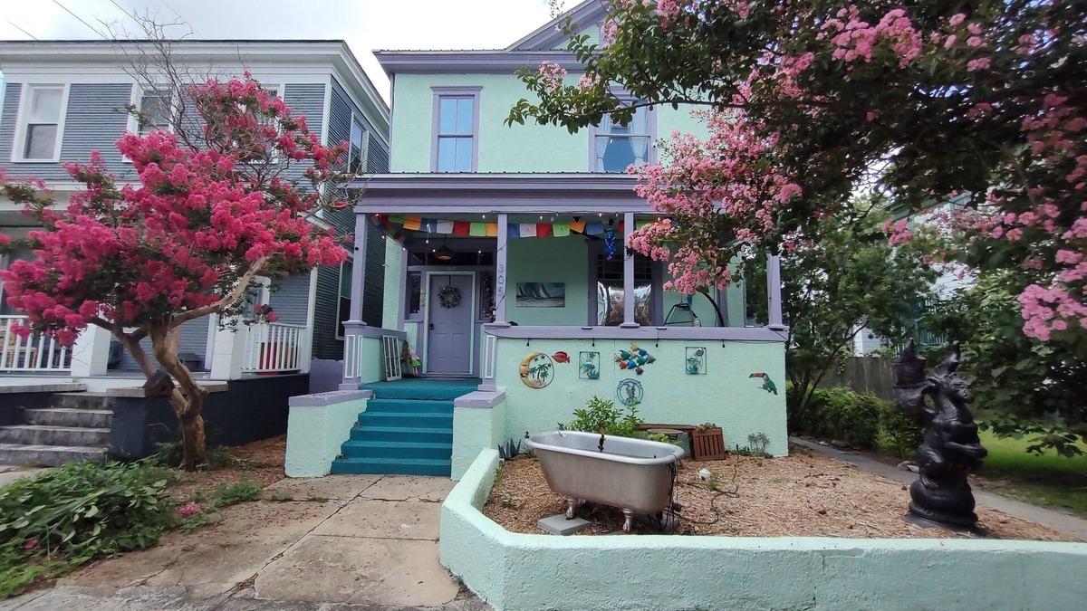 Metropolitan House | 1910 Victorian Bootlegger's Lair in Starlandia