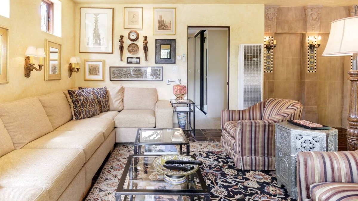Park West Apartment | 1920 Carriage House with Backyard Patio