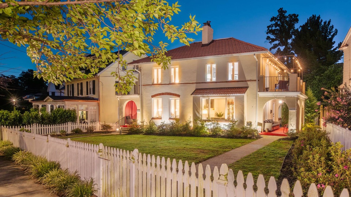 Northwest House | 1920's charm in a 3 Luxury bedroom flat close to everything - renovated bath