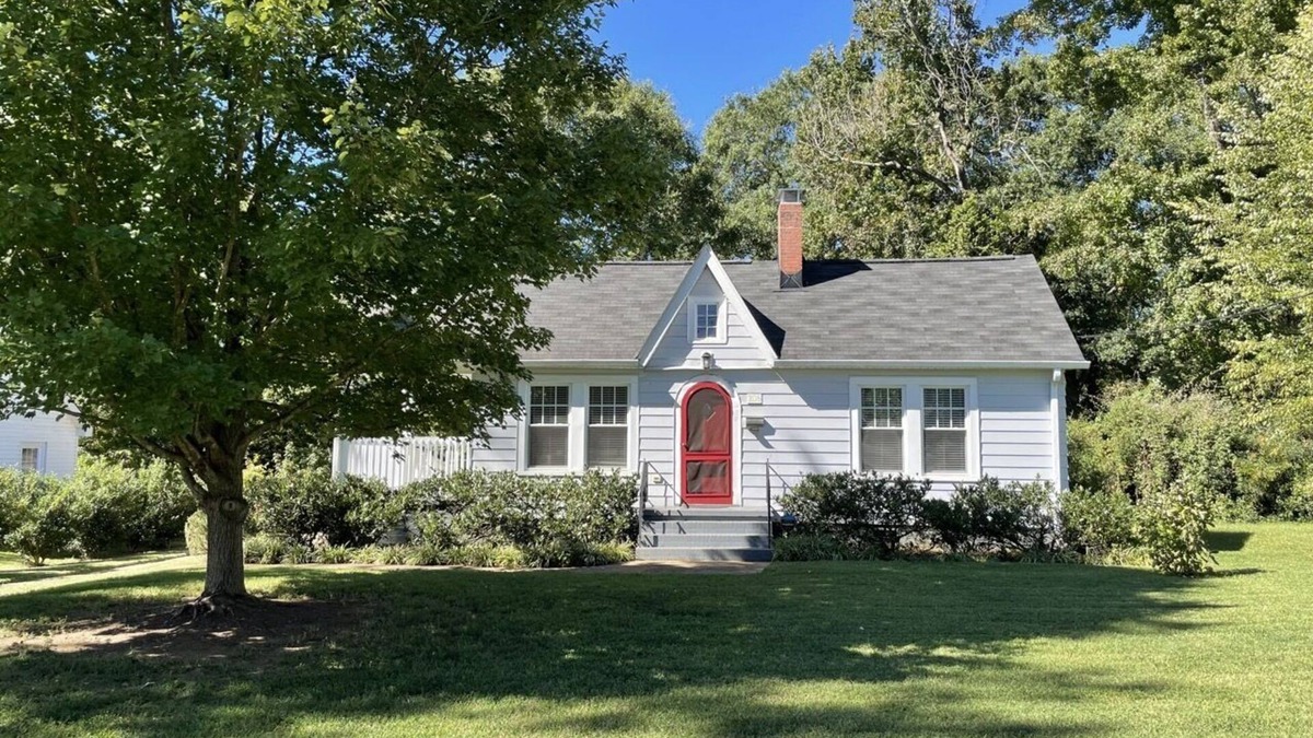 Sans Souci House | 1920s Bungalow with private garden, close to downtown