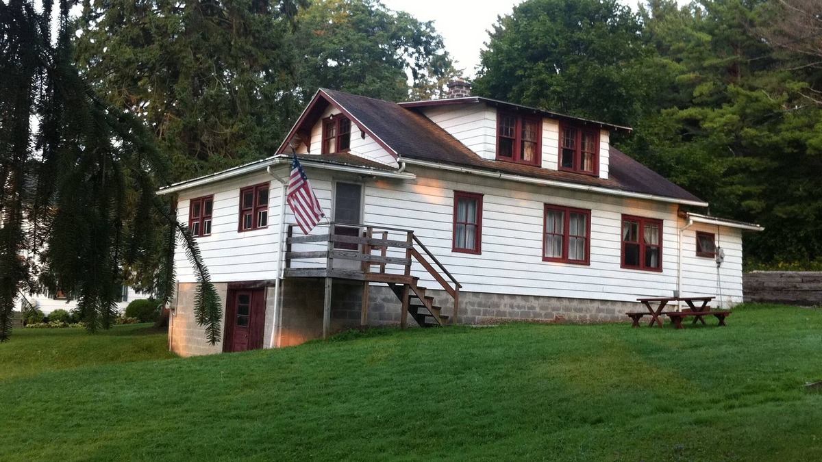 Cuba Cabin | 1920s Cuba Lake Cottage with 3 bedrooms and one bathroom, large yard, and dock.