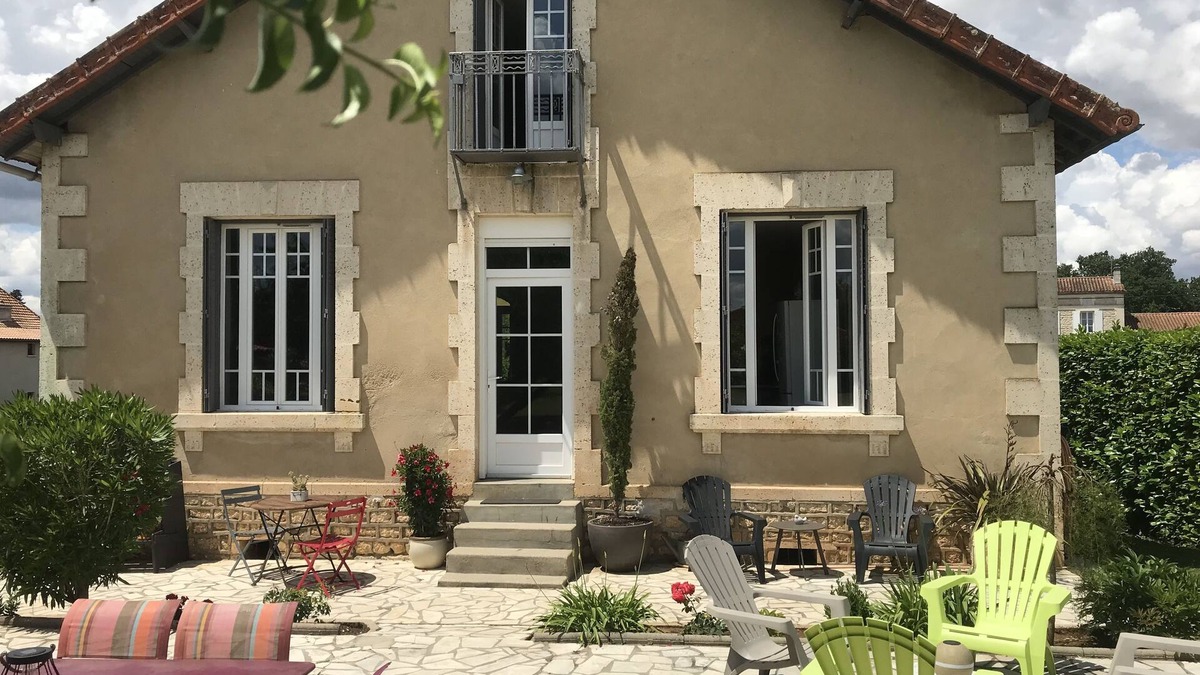 Saint-Yrieix-sur-Charente House | 1920s Charentais house near a lake