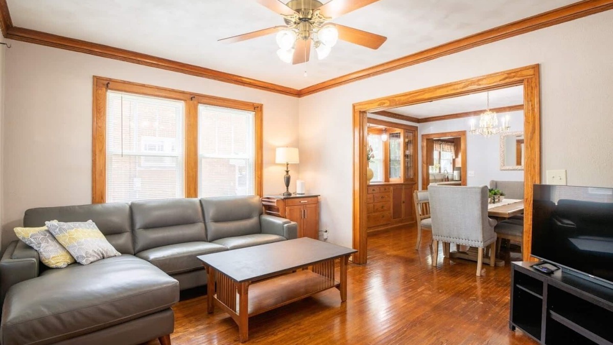 Morton House | 1925 Craftman style home close to downtown Morton