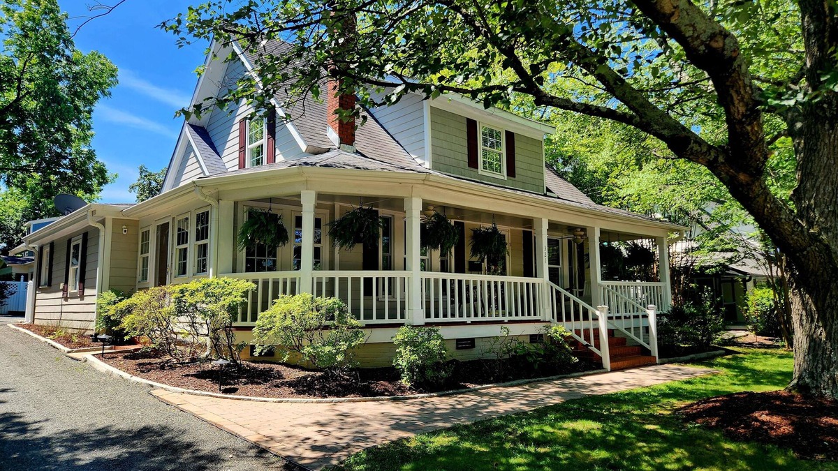 Cary House | 1930's Charming Vintage Cottage - Downtown Cary & 15 min to Raleigh