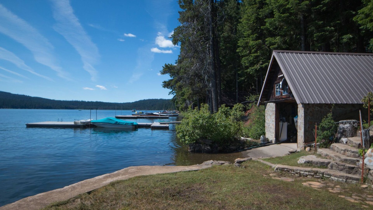 Klamath Lake House | 1930's Historic cabin on Lake of the Woods waterfront. Memories are made here.