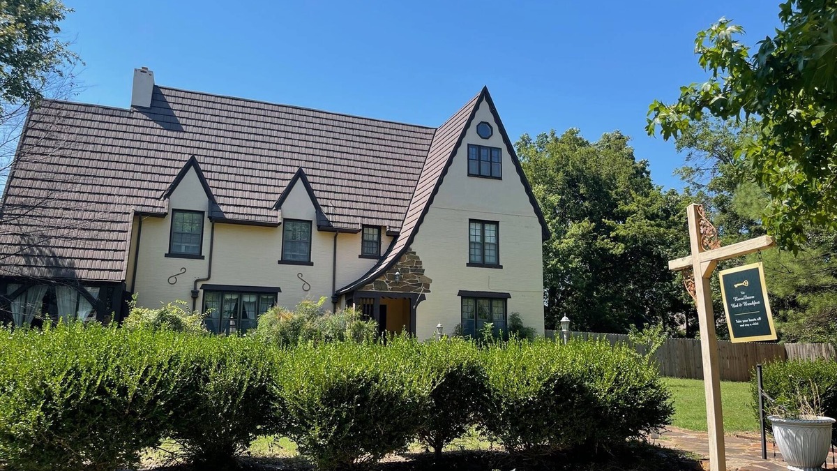 Muskogee Bed & Breakfast | 1935 Muskogee English Tudor Home - 1st Floor Peacock Room - Handicap Accessible