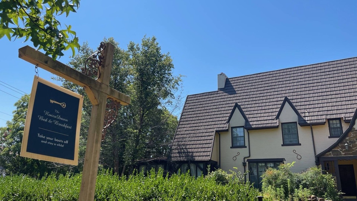 Muskogee Bed & Breakfast | 1935 Muskogee English Tudor Home – 3rd Floor Waterfall Room