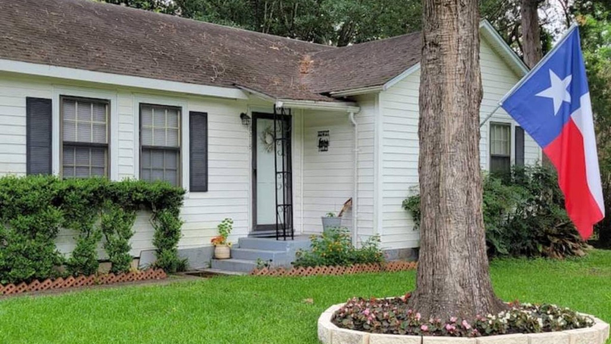 Katy House | 1940's Charming Home w/Lake-Park View in Quiet, very Family Friendly Area