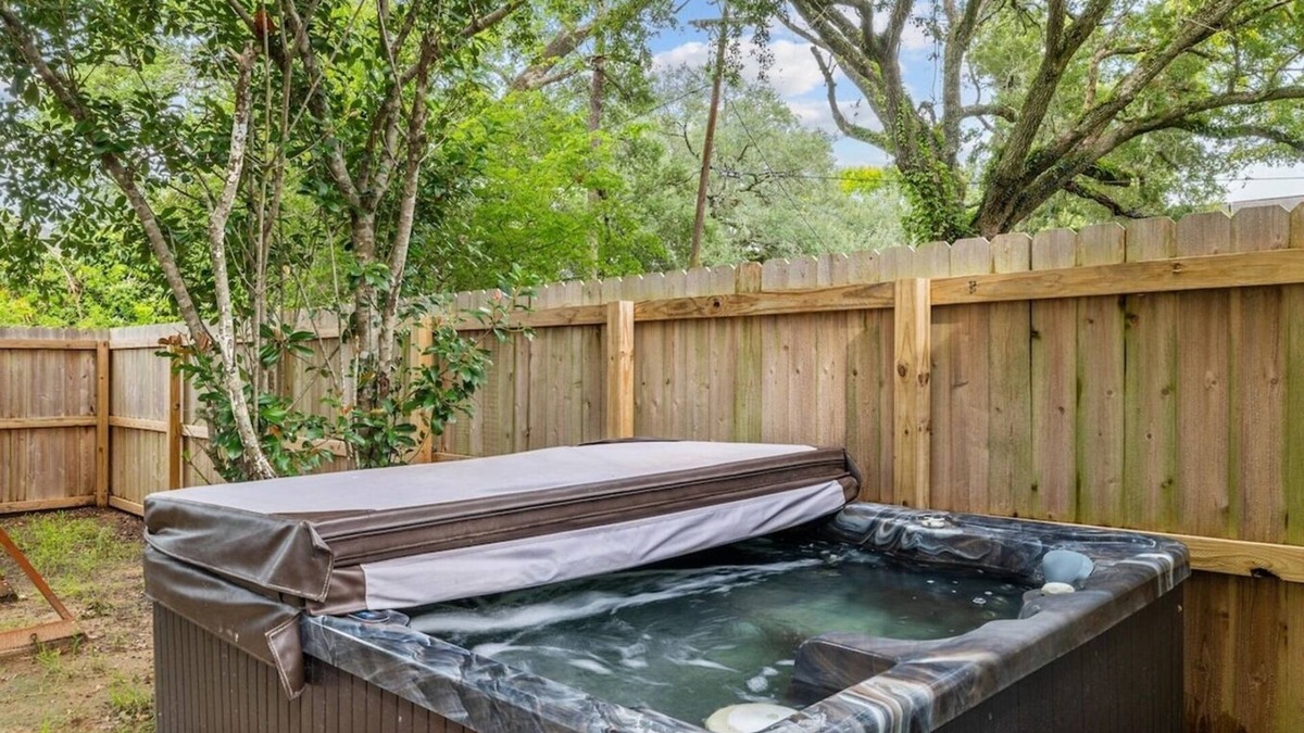 League City Cottage | 1955 Beauty Under the Oaks in Historic Old Town