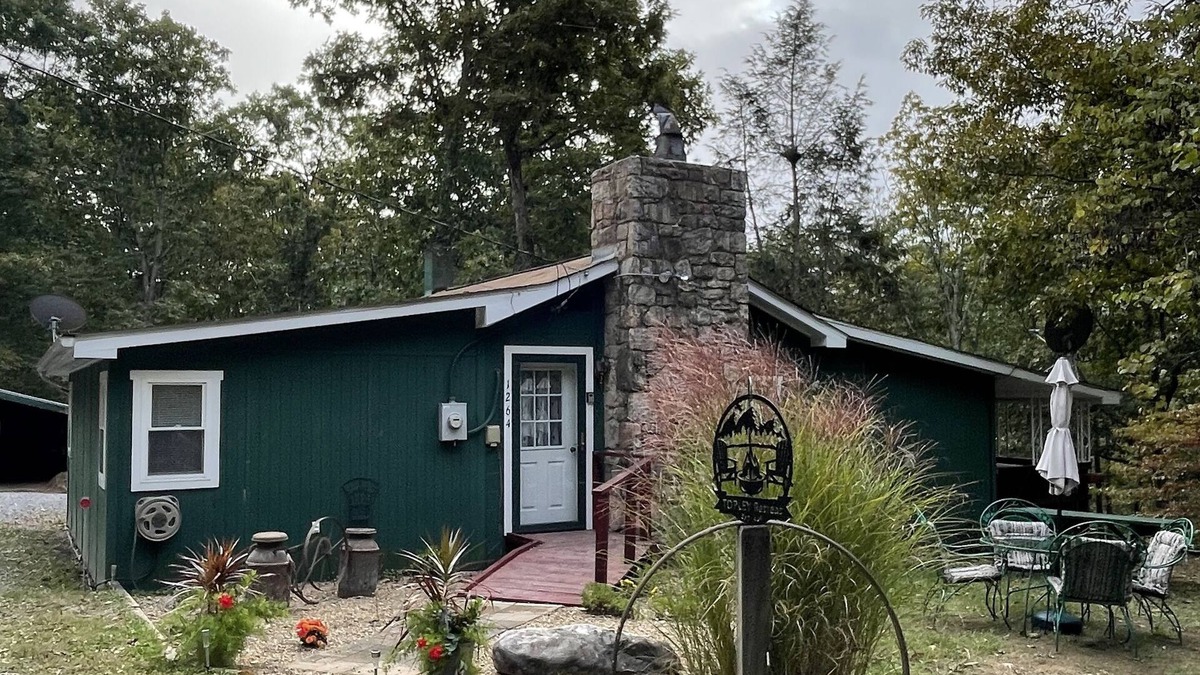 Luray Cabin | 1959 TOPLEY Retreat offers Serenity/Tranquility + Pets - Fenced Area/FREE WIFI