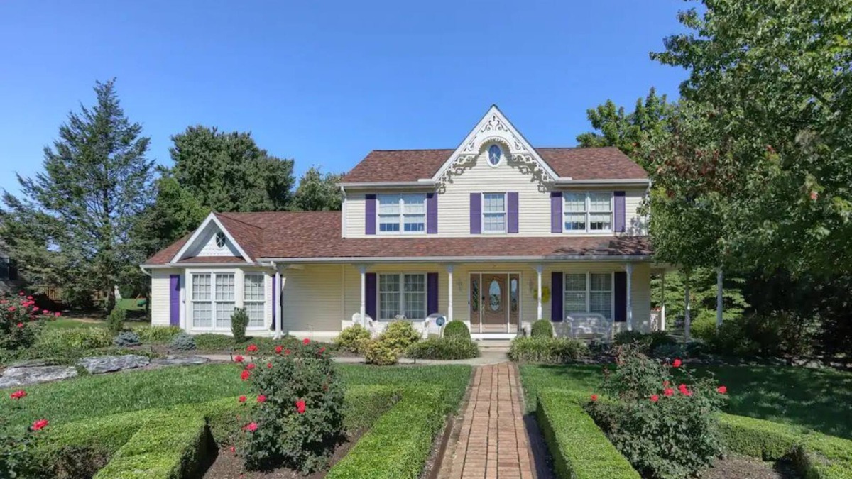 Fertility House | 1969 Millport rd Lancaster 17602. 1 Acre Estate. 4 King, Bunk, Day beds for 10